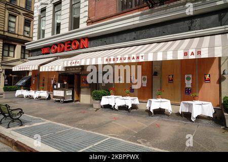 L'un des rares restaurants de Tribeca qui est ouvert et propose des repas à l'extérieur. Après une nuit de manifestations souvent violentes, les manifestants affrontent la police à Manhattan alors que les manifestations se poursuivent contre le meurtre de George Floyd sur 04 juin 2020 à New York. Des milliers de manifestants sont descendus dans les rues de la ville hier pour continuer à montrer de la colère au policier de Minneapolis, Derek Chauvin, qui a été filmé à genoux sur le cou de George Floyd avant d'être plus tard déclaré mort à un hôpital local. La mort de Floyd, la plus récente d'une série de décès d'Américains noirs aux mains de Banque D'Images