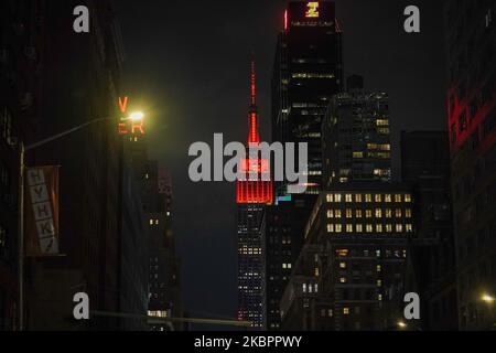 Après une nuit de manifestations souvent violentes, les manifestants affrontent la police à Manhattan alors que les manifestations se poursuivent contre le meurtre de George Floyd sur 04 juin 2020 à New York. Des milliers de manifestants sont descendus dans les rues de la ville hier pour continuer à montrer de la colère au policier de Minneapolis, Derek Chauvin, qui a été filmé à genoux sur le cou de George Floyd avant d'être plus tard déclaré mort à un hôpital local. La mort de Floyd, la plus récente d'une série de décès d'Américains noirs aux mains de la police, a provoqué des jours et des nuits de manifestations dans tout le pays. NY gouverner Banque D'Images