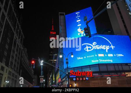 Après une nuit de manifestations souvent violentes, les manifestants affrontent la police à Manhattan alors que les manifestations se poursuivent contre le meurtre de George Floyd sur 04 juin 2020 à New York. Des milliers de manifestants sont descendus dans les rues de la ville hier pour continuer à montrer de la colère au policier de Minneapolis, Derek Chauvin, qui a été filmé à genoux sur le cou de George Floyd avant d'être plus tard déclaré mort à un hôpital local. La mort de Floyd, la plus récente d'une série de décès d'Américains noirs aux mains de la police, a provoqué des jours et des nuits de manifestations dans tout le pays. NY gouverner Banque D'Images