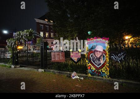 Après une nuit de manifestations souvent violentes, les manifestants affrontent la police à Manhattan alors que les manifestations se poursuivent contre le meurtre de George Floyd sur 04 juin 2020 à New York. Des milliers de manifestants sont descendus dans les rues de la ville hier pour continuer à montrer de la colère au policier de Minneapolis, Derek Chauvin, qui a été filmé à genoux sur le cou de George Floyd avant d'être plus tard déclaré mort à un hôpital local. La mort de Floyd, la plus récente d'une série de décès d'Américains noirs aux mains de la police, a provoqué des jours et des nuits de manifestations dans tout le pays. NY gouverner Banque D'Images