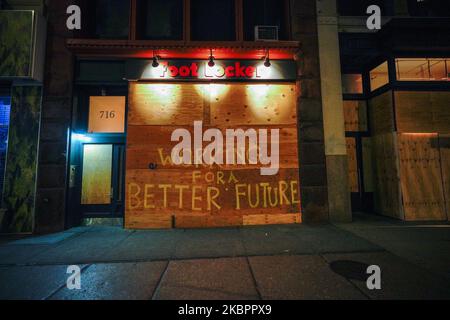 Après une nuit de manifestations souvent violentes, les manifestants affrontent la police à Manhattan alors que les manifestations se poursuivent contre le meurtre de George Floyd sur 04 juin 2020 à New York. Des milliers de manifestants sont descendus dans les rues de la ville hier pour continuer à montrer de la colère au policier de Minneapolis, Derek Chauvin, qui a été filmé à genoux sur le cou de George Floyd avant d'être plus tard déclaré mort à un hôpital local. La mort de Floyd, la plus récente d'une série de décès d'Américains noirs aux mains de la police, a provoqué des jours et des nuits de manifestations dans tout le pays. NY gouverner Banque D'Images