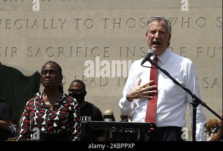 Le maire de New York, Bill de Blasio, parle à environ 10 000 personnes qui se rassemblent dans le parc Cadman Plaza de Brooklyns pour un service commémoratif pour George Floyd, l'homme tué par un policier de Minneapolis à 04 juin 2020, dans la ville de New York. Le frère de Floyds, Terrence, les politiciens locaux et les dirigeants civiques et religieux ont également assisté à l'événement avant de marcher sur le pont de Brooklyn. (Photo de John Lamparski/NurPhoto) Banque D'Images