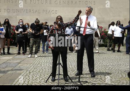 Le maire de New York, Bill de Blasio, écoute alors que sa femme, la première dame Chirlane McCray, parle à environ 10 000 personnes qui se rassemblent dans le parc Brooklyns Cadman Plaza pour un service commémoratif pour George Floyd, l'homme tué par un policier de Minneapolis sur 04 juin, 2020 à New York. Le frère de Floyds, Terrence, les politiciens locaux et les dirigeants civiques et religieux ont également assisté à l'événement avant de marcher sur le pont de Brooklyn. (Photo de John Lamparski/NurPhoto) Banque D'Images