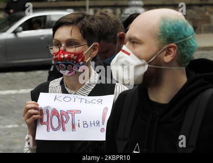Les militants de la communauté LGBT et leurs partisans participent à un rassemblement contre la brutalité policière et à la demande de la démission du ministre de l'intérieur Arsen Avakov, près du bâtiment du Cabinet des ministres, à Kiev, en Ukraine, le 05 juin 2020. Les militants se sont rassemblés pour leur rassemblement à la suite de plusieurs affaires criminelles avec la participation de policiers, selon les médias locaux. (Photo par STR/NurPhoto) Banque D'Images