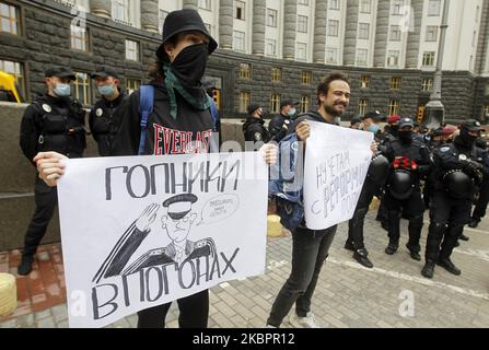 Les militants de la communauté LGBT et leurs partisans participent à un rassemblement contre la brutalité policière et à la demande de la démission du ministre de l'intérieur Arsen Avakov, près du bâtiment du Cabinet des ministres, à Kiev, en Ukraine, le 05 juin 2020. Les militants se sont rassemblés pour leur rassemblement à la suite de plusieurs affaires criminelles avec la participation de policiers, selon les médias locaux. (Photo par STR/NurPhoto) Banque D'Images