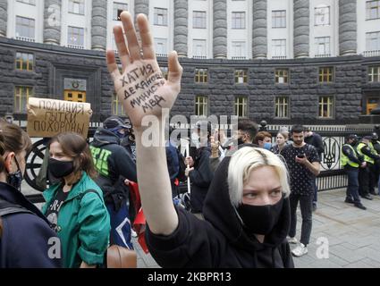 Les militants de la communauté LGBT et leurs partisans participent à un rassemblement contre la brutalité policière et à la demande de la démission du ministre de l'intérieur Arsen Avakov, près du bâtiment du Cabinet des ministres, à Kiev, en Ukraine, le 05 juin 2020. Les militants se sont rassemblés pour leur rassemblement à la suite de plusieurs affaires criminelles avec la participation de policiers, selon les médias locaux. (Photo par STR/NurPhoto) Banque D'Images