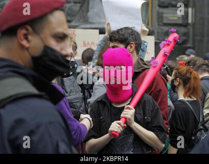 Les militants de la communauté LGBT et leurs partisans participent à un rassemblement contre la brutalité policière et à la demande de la démission du ministre de l'intérieur Arsen Avakov, près du bâtiment du Cabinet des ministres, à Kiev, en Ukraine, le 05 juin 2020. Les militants se sont rassemblés pour leur rassemblement à la suite de plusieurs affaires criminelles avec la participation de policiers, selon les médias locaux. (Photo par STR/NurPhoto) Banque D'Images