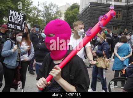 Les militants de la communauté LGBT et leurs partisans participent à un rassemblement contre la brutalité policière et à la demande de la démission du ministre de l'intérieur Arsen Avakov, près du bâtiment du Cabinet des ministres, à Kiev, en Ukraine, le 05 juin 2020. Les militants se sont rassemblés pour leur rassemblement à la suite de plusieurs affaires criminelles avec la participation de policiers, selon les médias locaux. (Photo par STR/NurPhoto) Banque D'Images