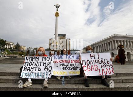 Les militants de la communauté LGBT et leurs partisans tiennent des pancartes lors d'un rassemblement contre la brutalité policière sur la place de l'indépendance, à Kiev, en Ukraine, le 05 juin 2020. Les militants se sont rassemblés pour leur rassemblement à la suite de plusieurs affaires criminelles avec la participation de policiers, selon les médias locaux. (Photo par STR/NurPhoto) Banque D'Images