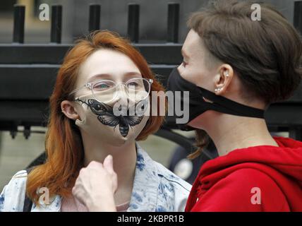 Les militants de la communauté LGBT et leurs partisans participent à un rassemblement contre la brutalité policière et à la demande de la démission du ministre de l'intérieur Arsen Avakov, près du bâtiment du Cabinet des ministres, à Kiev, en Ukraine, le 05 juin 2020. Les militants se sont rassemblés pour leur rassemblement à la suite de plusieurs affaires criminelles avec la participation de policiers, selon les médias locaux. (Photo par STR/NurPhoto) Banque D'Images