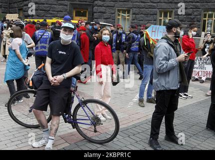 Les militants de la communauté LGBT et leurs partisans participent à un rassemblement contre la brutalité policière et à la demande de la démission du ministre de l'intérieur Arsen Avakov, près du bâtiment du Cabinet des ministres, à Kiev, en Ukraine, le 05 juin 2020. Les militants se sont rassemblés pour leur rassemblement à la suite de plusieurs affaires criminelles avec la participation de policiers, selon les médias locaux. (Photo par STR/NurPhoto) Banque D'Images
