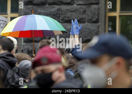 Les militants de la communauté LGBT et leurs partisans participent à un rassemblement contre la brutalité policière et à la demande de la démission du ministre de l'intérieur Arsen Avakov, près du bâtiment du Cabinet des ministres, à Kiev, en Ukraine, le 05 juin 2020. Les militants se sont rassemblés pour leur rassemblement à la suite de plusieurs affaires criminelles avec la participation de policiers, selon les médias locaux. (Photo par STR/NurPhoto) Banque D'Images