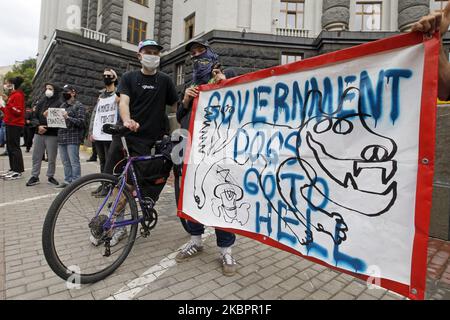Les militants de la communauté LGBT et leurs partisans participent à un rassemblement contre la brutalité policière et à la demande de la démission du ministre de l'intérieur Arsen Avakov, près du bâtiment du Cabinet des ministres, à Kiev, en Ukraine, le 05 juin 2020. Les militants se sont rassemblés pour leur rassemblement à la suite de plusieurs affaires criminelles avec la participation de policiers, selon les médias locaux. (Photo par STR/NurPhoto) Banque D'Images