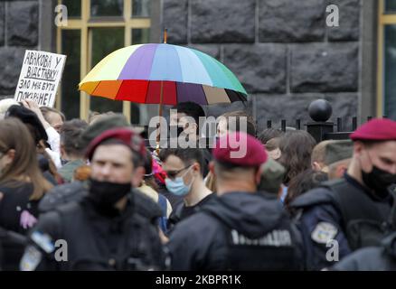 Les militants de la communauté LGBT et leurs partisans participent à un rassemblement contre la brutalité policière et à la demande de la démission du ministre de l'intérieur Arsen Avakov, près du bâtiment du Cabinet des ministres, à Kiev, en Ukraine, le 05 juin 2020. Les militants se sont rassemblés pour leur rassemblement à la suite de plusieurs affaires criminelles avec la participation de policiers, selon les médias locaux. (Photo par STR/NurPhoto) Banque D'Images