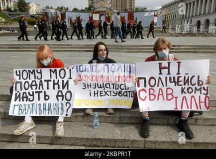 Les militants de la communauté LGBT et leurs partisans tiennent des pancartes lors d'un rassemblement contre la brutalité policière sur la place de l'indépendance, à Kiev, en Ukraine, le 05 juin 2020. Les militants se sont rassemblés pour leur rassemblement à la suite de plusieurs affaires criminelles avec la participation de policiers, selon les médias locaux. (Photo par STR/NurPhoto) Banque D'Images