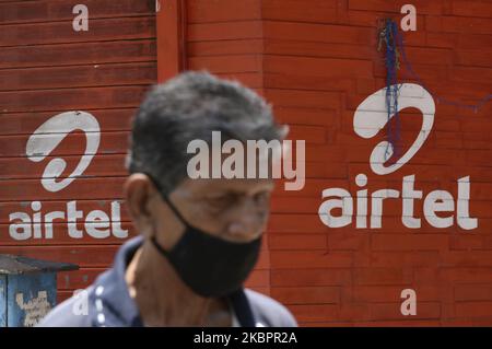 Un homme portant un masque préventif passe dans un magasin Airtel à Kolkata, Inde, le 05 juin 2020. Amazon est dans les premières étapes pour acheter une participation d'au moins 2 milliards de dollars dans Bharti Airtel, ce qui pourrait stimuler l'économie numérique de l'Inde selon un rapport médiatique indien. (Photo par Indranil Aditya/NurPhoto) Banque D'Images