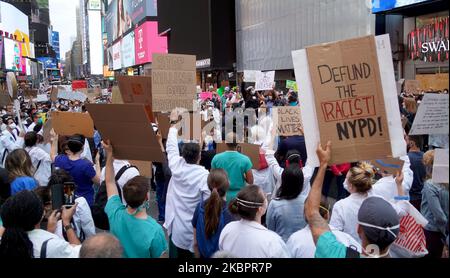 Les travailleurs de la santé ont fait entendre leur voix contre le racisme et ont défilé avec d'autres manifestants pacifiques dans les rues en l'honneur de George Floyd sur 2 juin 2020 à New York, aux États-Unis. (Photo de Selcuk Acar/NurPhoto) Banque D'Images