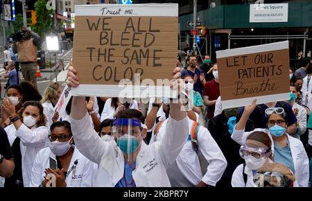 Les travailleurs de la santé ont fait entendre leur voix contre le racisme et ont défilé avec d'autres manifestants pacifiques dans les rues en l'honneur de George Floyd sur 2 juin 2020 à New York, aux États-Unis. (Photo de Selcuk Acar/NurPhoto) Banque D'Images