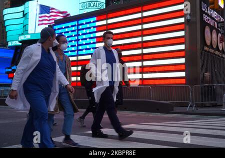 Les travailleurs de la santé ont fait entendre leur voix contre le racisme et ont défilé avec d'autres manifestants pacifiques dans les rues en l'honneur de George Floyd sur 2 juin 2020 à New York, aux États-Unis. (Photo de Selcuk Acar/NurPhoto) Banque D'Images