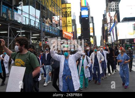 Les travailleurs de la santé ont fait entendre leur voix contre le racisme et ont défilé avec d'autres manifestants pacifiques dans les rues en l'honneur de George Floyd sur 2 juin 2020 à New York, aux États-Unis. (Photo de Selcuk Acar/NurPhoto) Banque D'Images