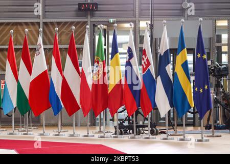 Drapeaux de l'Europe ou drapeau européen est le symbole du Conseil de l'Europe le Conseil de l'Europe et de l'Union européenne comme vu avec les drapeaux nationaux des nations européennes dans le bâtiment Forum Europa de la capitale belge Bruxelles. Le drapeau de l'UE a été conçu par Arsène Heitz et Paul M. G. Lévy. Bruxelles, Belgique - 21 février 2020 (photo de Nicolas Economou/NurPhoto) Banque D'Images