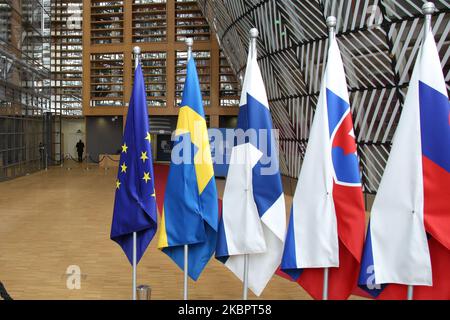 Drapeaux de l'Europe ou drapeau européen est le symbole du Conseil de l'Europe le Conseil de l'Europe et de l'Union européenne comme vu avec les drapeaux nationaux des nations européennes dans le bâtiment Forum Europa de la capitale belge Bruxelles. Le drapeau de l'UE a été conçu par Arsène Heitz et Paul M. G. Lévy. Bruxelles, Belgique - 21 février 2020 (photo de Nicolas Economou/NurPhoto) Banque D'Images