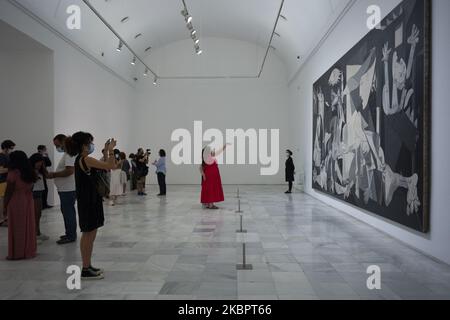 (USAGE ÉDITORIAL EXCLUSIF - STRICTEMENT AUCUNE UTILISATION COMMERCIALE OU COMMERCIALE) les gens regardent Guernica par Pablo Picasso lors de la réouverture partielle du Musée Reina Sofia, après sa fermeture en mars en raison de la pandémie Covid-19, sur 06 juin 2020 à Madrid, Espagne. Un maximum de 30 personnes (30%) à la fois sont maintenant autorisés à voir le tableau emblématique de Picasso contre la guerre dépeignant le bombardement de la ville basque de Guernica en 1937 pendant la guerre civile espagnole. (Photo par Oscar Gonzalez/NurPhoto) Banque D'Images