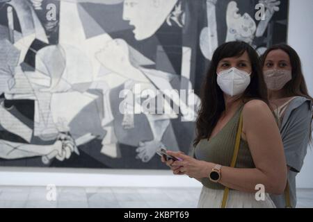 (USAGE ÉDITORIAL EXCLUSIF - STRICTEMENT AUCUNE UTILISATION COMMERCIALE OU COMMERCIALE) les gens regardent Guernica par Pablo Picasso lors de la réouverture partielle du Musée Reina Sofia, après sa fermeture en mars en raison de la pandémie Covid-19, sur 06 juin 2020 à Madrid, Espagne. Un maximum de 30 personnes (30%) à la fois sont maintenant autorisés à voir le tableau emblématique de Picasso contre la guerre dépeignant le bombardement de la ville basque de Guernica en 1937 pendant la guerre civile espagnole. (Photo par Oscar Gonzalez/NurPhoto) Banque D'Images