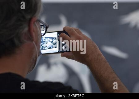 (USAGE ÉDITORIAL EXCLUSIF - STRICTEMENT AUCUNE UTILISATION COMMERCIALE OU COMMERCIALE) les gens regardent Guernica par Pablo Picasso lors de la réouverture partielle du Musée Reina Sofia, après sa fermeture en mars en raison de la pandémie Covid-19, sur 06 juin 2020 à Madrid, Espagne. Un maximum de 30 personnes (30%) à la fois sont maintenant autorisés à voir le tableau emblématique de Picasso contre la guerre dépeignant le bombardement de la ville basque de Guernica en 1937 pendant la guerre civile espagnole. (Photo par Oscar Gonzalez/NurPhoto) Banque D'Images