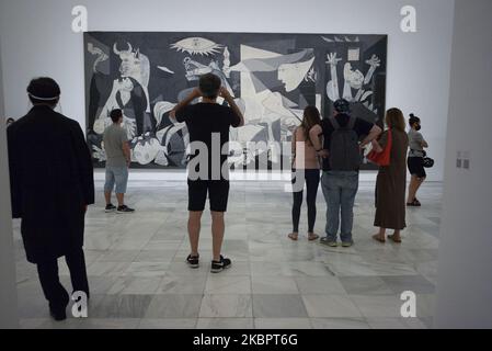 (USAGE ÉDITORIAL EXCLUSIF - STRICTEMENT AUCUNE UTILISATION COMMERCIALE OU COMMERCIALE) les gens regardent Guernica par Pablo Picasso lors de la réouverture partielle du Musée Reina Sofia, après sa fermeture en mars en raison de la pandémie Covid-19, sur 06 juin 2020 à Madrid, Espagne. Un maximum de 30 personnes (30%) à la fois sont maintenant autorisés à voir le tableau emblématique de Picasso contre la guerre dépeignant le bombardement de la ville basque de Guernica en 1937 pendant la guerre civile espagnole. (Photo par Oscar Gonzalez/NurPhoto) Banque D'Images