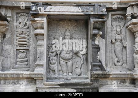 La figure en pierre du Seigneur Ganesh orne la tour de raja gopuram du temple hindou Arul Eswari Muhumariamman à Jaffna, au Sri Lanka, sur 15 août 2017. (Photo de Creative Touch Imaging Ltd./NurPhoto) Banque D'Images