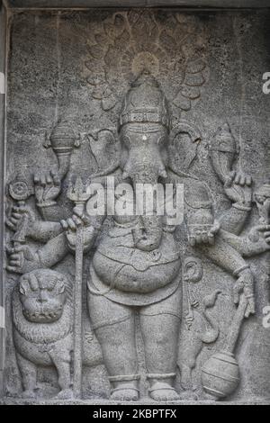 La figure en pierre du Seigneur Ganesh orne la tour de raja gopuram du temple hindou Arul Eswari Muhumariamman à Jaffna, au Sri Lanka, sur 15 août 2017. (Photo de Creative Touch Imaging Ltd./NurPhoto) Banque D'Images