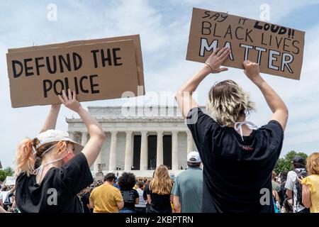 Les manifestants se réunissent au Mémorial de Lincoln pour protester contre les inégalités systémiques et la brutalité policière, 6 juin 2020. (Photo de Michael Candelori/NurPhoto) Banque D'Images