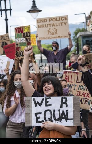 Une femme porte le signe « We R EQUAL » lors d'une manifestation de la vie noire et de la solidarité ROM à Sofia, en Bulgarie, sur 6 juin 2020. (Photo de Jodi Hilton/NurPhoto) Banque D'Images