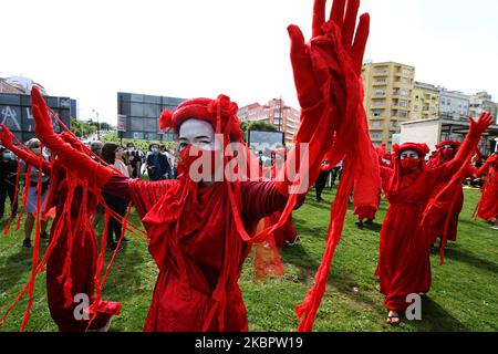 Plusieurs femmes vêtues de rouge représentent la violence, passant par le parc Alameda, Lisbonne, sur 6 mai 2020. La mort de George Floyd lors d'une détention violente sur 25 mai 2020 à Mienapolis, aux États-Unis, a rouvert les blessures du racisme aux États-Unis et a conduit à des manifestations de solidarité dans plusieurs pays. Au Portugal, environ un millier de personnes ont défilé dans le centre de la ville de Lisbonne contre le racisme et la violence policière, dans une manifestation de solidarité avec les manifestations américaines et dans la défense des citoyens noirs. Un mouvement non autorisé mais pacifique sans intervention de la police a eu lieu Banque D'Images