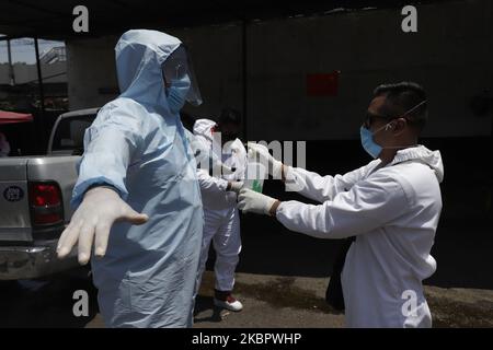 Les travailleurs du Panthéon de San Lorenzo Tezonco à Iztapalapa, Mexico, Mexique, sur 5 juin 2020 se désinfectent après avoir visité la zone d'enfouissement du cadavre par Covid-19. (Photo de Gerardo Vieyra/NurPhoto) Banque D'Images