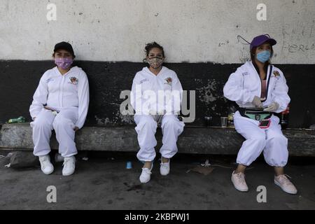 Travailleurs du Panthéon de San Lorenzo Tezonco à Iztapalapa, Mexico, Mexique, sur 5 juin 2020 ils attendent l'arrivée des calèches funéraires pour mener à bien le protocole d'assainissement, l'enregistrement des parents, Canalisation vers la zone administrative et indications du processus d'inhumation des cadavres dans la zone exclusive de ??Covid-19. (Photo de Gerardo Vieyra/NurPhoto) Banque D'Images