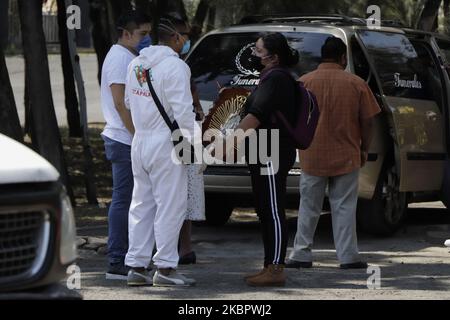 Un ouvrier du Panthéon de San Lorenzo Tezonco à Iztapalapa, Mexico, Mexique, sur 5 juin 2020, donne des instructions pour visiter la zone d'enterrement du corps par Covid-19. (Photo de Gerardo Vieyra/NurPhoto) Banque D'Images