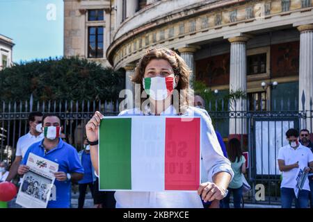 Carolina Varchi de Fratelli d'Italia, commémorez la Fête de la République à Piazza Politeama à Palerme, avec d'autres représentants des partis de droite siciliens, Fratelli d'Italia, Lega e Forza Italia à Palerme, Italie, sur 2 juin 2020 (photo de Francesco Militello Mirto/NurPhoto) Banque D'Images