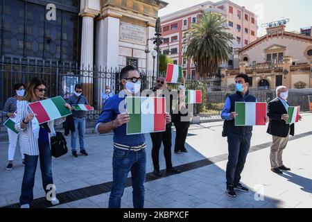 Des représentants des partis de droite siciliens, Fratelli d'Italia, Lega e Forza Italia, commémorent la Journée de la République sur la Piazza Politeama à Palerme, en Italie, sur 2 juin 2020. (Photo de Francesco Militello Mirto/NurPhoto) Banque D'Images