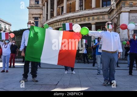 Des représentants des partis de droite siciliens, Fratelli d'Italia, Lega e Forza Italia, commémorent la Journée de la République sur la Piazza Politeama à Palerme, en Italie, sur 2 juin 2020. (Photo de Francesco Militello Mirto/NurPhoto) Banque D'Images