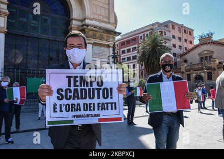 Alberto Samona (R), conseiller pour la culture de la région sicilienne, commémore la Journée de la République à Piazza Politeama à Palerme, avec d'autres représentants des partis de droite siciliens, Fratelli d'Italia, Lega e Forza Italia à Palerme, Italie, sur 2 juin 2020 (photo de Francesco Militello Mirto/NurPhoto) Banque D'Images