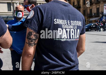 Des représentants des partis de droite siciliens, Fratelli d'Italia, Lega e Forza Italia, commémorent la Journée de la République sur la Piazza Politeama à Palerme, en Italie, sur 2 juin 2020. (Photo de Francesco Militello Mirto/NurPhoto) Banque D'Images