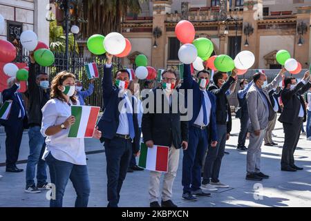 Carolina Varchi de Fratelli d'Italia, commémorez la Fête de la République à Piazza Politeama à Palerme, avec d'autres représentants des partis de droite siciliens, Fratelli d'Italia, Lega e Forza Italia à Palerme, Italie, sur 2 juin 2020 (photo de Francesco Militello Mirto/NurPhoto) Banque D'Images