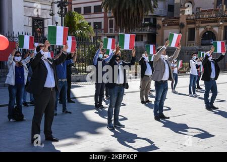 alberto Samona (R). conseiller pour la culture de la région sicilienne, commémorez la Journée de la République à Piazza Politeama à Palerme, avec d'autres représentants des partis de droite siciliens, Fratelli d'Italia, Lega e Forza Italia à Palerme, Italie, sur 2 juin 2020 (photo de Francesco Militello Mirto/NurPhoto) Banque D'Images