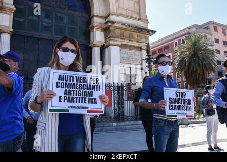 Des représentants des partis de droite siciliens, Fratelli d'Italia, Lega e Forza Italia, commémorent la Journée de la République sur la Piazza Politeama à Palerme, en Italie, sur 2 juin 2020. (Photo de Francesco Militello Mirto/NurPhoto) Banque D'Images