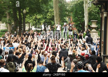 Des milliers de manifestants remplissent les rues du centre-ville de Philadelphie pour la quatrième journée consécutive de manifestations pour demander justice à George Floyd et à d'autres victimes de violence policière systémique à Philadelphie, en Pennsylvanie, sur 2 juin 2020. (Photo par Cory Clark/NurPhoto) Banque D'Images