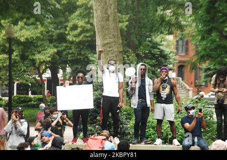 Des milliers de manifestants remplissent les rues du centre-ville de Philadelphie pour la quatrième journée consécutive de manifestations pour demander justice à George Floyd et à d'autres victimes de violence policière systémique à Philadelphie, en Pennsylvanie, sur 2 juin 2020. (Photo par Cory Clark/NurPhoto) Banque D'Images