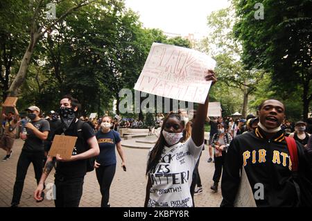 Des milliers de manifestants remplissent les rues du centre-ville de Philadelphie pour la quatrième journée consécutive de manifestations pour demander justice à George Floyd et à d'autres victimes de violence policière systémique à Philadelphie, en Pennsylvanie, sur 2 juin 2020. (Photo par Cory Clark/NurPhoto) Banque D'Images