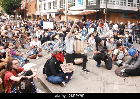 Des milliers de manifestants remplissent les rues du centre-ville de Philadelphie pour la quatrième journée consécutive de manifestations pour demander justice à George Floyd et à d'autres victimes de violence policière systémique à Philadelphie, en Pennsylvanie, sur 2 juin 2020. (Photo par Cory Clark/NurPhoto) Banque D'Images